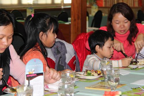 3月3日,在加拿大的多倫多,因地震滯留加拿大的旅智僑胞受中國駐多倫多總領(lǐng)事館之請在中餐館用餐。新華社記者 林朝暉 攝