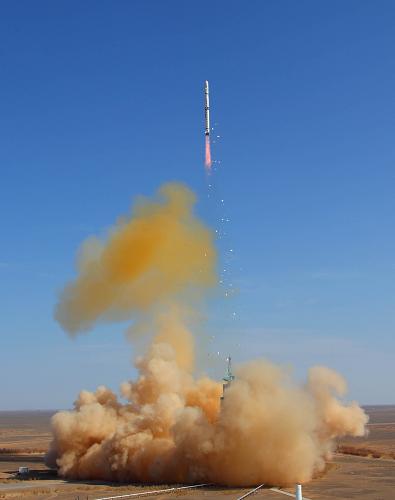 3月5日12時55分,我國在酒泉衛(wèi)星發(fā)射中心用“長征四號丙”運(yùn)載火箭成功地將“遙感衛(wèi)星九號”送入太空預(yù)定軌道。圖為火箭發(fā)射瞬間。新華社發(fā)(許海晗攝)