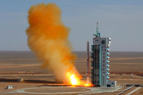 3月5日12時55分,我國在酒泉衛(wèi)星發(fā)射中心用“長征四號丙”運(yùn)載火箭成功地將“遙感衛(wèi)星九號”送入太空預(yù)定軌道。圖為火箭發(fā)射瞬間。新華社發(fā)(許海晗攝)