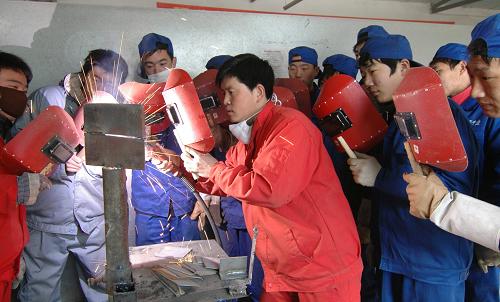 3月5日,錦州市太和職業(yè)教育培訓(xùn)中心員工正在培訓(xùn)電焊工。新華社發(fā)(李鐵成 攝)