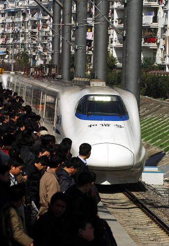 3月10日,一列從漢口開往上海的“和諧號(hào)”動(dòng)車組到達(dá)合肥火車站。新華社記者 李健 攝
