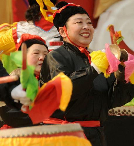3月17日,在石家莊市文化廣場(chǎng),石家莊欒城縣北關(guān)村演員正在表演《太極八卦鼓》。當(dāng)日是農(nóng)歷二月二,石家莊市舉辦“石家莊第五屆鼓王爭(zhēng)霸賽暨中國(guó)北方鼓樂展示大會(huì)”,來自北京、山東、山西、陜西、河北等地的16支鼓隊(duì)、3000多名演員參加了比賽。新華社記者 鞏志宏 攝