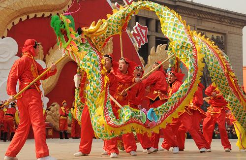 3月17日,在石家莊市文化廣場(chǎng),山西太原市民間鼓樂藝術(shù)團(tuán)的演員正在進(jìn)行舞龍表演。新華社記者 鞏志宏 攝