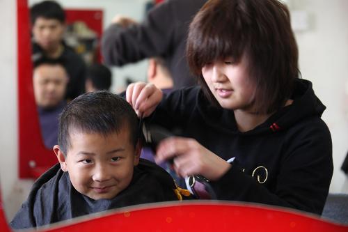 3月17日,顧客在北京市西城區(qū)一條胡同里的瀾麒理發(fā)店理發(fā)。當(dāng)日是農(nóng)歷二月初二,民間有“二月二,龍?zhí)ь^”的說(shuō)法,許多市民來(lái)到理發(fā)店修剪頭發(fā),大家認(rèn)為在二月二這天剃頭,會(huì)像龍一樣從冬眠中醒來(lái),開(kāi)始活動(dòng),圖個(gè)好兆頭。新華社記者 邢廣利 攝