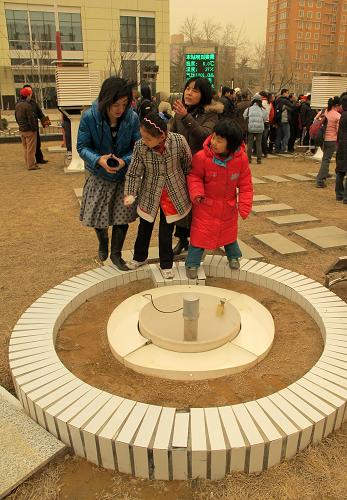 3月20日,觀眾在中國(guó)氣象局參觀“自動(dòng)站蒸發(fā)測(cè)量裝置”。新華社發(fā)