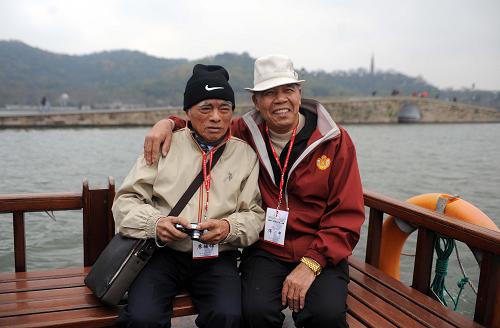 3月23日,來自臺(tái)灣桃源縣的兩名基層代表在西湖游船上合影。當(dāng)日,臺(tái)灣基層民眾參訪團(tuán)來到杭州進(jìn)行參觀交流訪問。該代表團(tuán)是應(yīng)宋慶齡基金會(huì)的邀請前來大陸參訪的,全團(tuán)210名參訪人員大部分是來自臺(tái)灣桃園、高雄等地的基層農(nóng)會(huì)代表、婦女會(huì)代表和鄉(xiāng)鎮(zhèn)里長。新華社記者 徐昱 攝