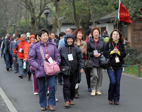 3月23日,臺(tái)灣基層民眾代表參訪團(tuán)成員在游覽西湖蘇堤。新華社記者 徐昱 攝