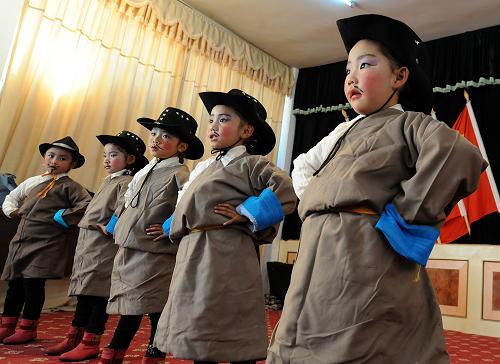 3月24日,拉薩策穆林居委會(huì)幼兒園的孩子們在排練舞蹈。新華社記者 覺果 攝