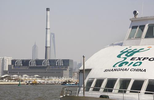 上海世博會主題館之一的“未來探索館”由原南市發(fā)電廠的主廠房改建而成,它綜合應用了江水源熱泵、太陽能光伏發(fā)電、主動式導光等多項科技元素,已經(jīng)成為“三星級綠色建筑”(3月21日攝)。上海世博園區(qū)所在地,原本是一片重工業(yè)廠區(qū)。江南造船廠、南市發(fā)電廠、上海鋼鐵廠、上海港口機械廠等一批代表著中國近代民族工業(yè)發(fā)展和變遷的企業(yè)曾經(jīng)林立于此,煙囪高聳、塔吊縱橫。世博會的籌辦,直接改變了這一區(qū)域歷史發(fā)展的方向。隨著工廠搬遷,遺存的二三十幢不同時期的工業(yè)建筑以及散碎的鋼鐵部件,“改頭換面”成各種不同的展示場館和展品,為上海世博會平添了工業(yè)和綠色融合的文化基因:園區(qū)內(nèi)保存了25萬平方米工業(yè)廠房,約有30多萬平方米場館是由老建筑改建而成,廢棄的機器零部件和生產(chǎn)廢料則做成了50個大型雕塑。上海世博會對工業(yè)遺跡的保護和利用,開創(chuàng)了世博會歷史的先河,也是人類舊城改建史上的一次創(chuàng)舉。新華社記者 裴鑫 攝
