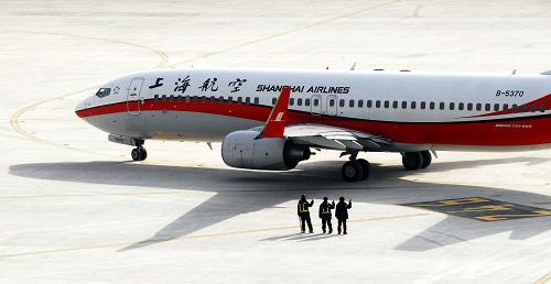 一架飛機(jī)在上海虹橋機(jī)場(chǎng)跑道上滑行,準(zhǔn)備起飛(2010年3月16日攝)。新華社發(fā)