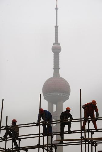 3月22日,幾名工人在外灘施工。新華社記者 裴鑫 攝