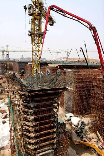 3月28日,工人在京滬高速鐵路南京南站建設(shè)工地施工。目前,京滬高速鐵路南京南站工程正在加緊建設(shè),其中總建筑面積38.7萬平方米的站房工程將于2010年11月主體完工。京滬高速鐵路是國家重點(diǎn)工程,南京南站作為京滬高鐵五大始發(fā)站之一,連接4條高等級(jí)鐵路(滬漢蓉城際鐵路、寧安城際、寧杭城際及滬寧城際),其規(guī)模是現(xiàn)南京站的6倍,建成后將是高速鐵路、城際鐵路、公路長途客運(yùn)、城市軌道和公交系統(tǒng)緊密銜接的現(xiàn)代化客運(yùn)中心,成為亞洲最大的鐵路樞紐站之一。 新華社發(fā) (孫忠南 攝)