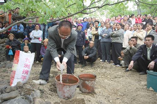 3月29日,廣西鳳山縣水果生產(chǎn)技術(shù)人員在為群眾進行核桃?;ū9┓适痉丁P氯A社發(fā)(周恩革 攝)