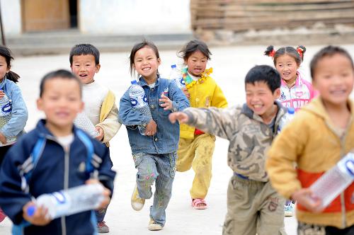 3月30日,天峨縣坡結(jié)鄉(xiāng)龍鳳村完全小學(xué)的同學(xué)們領(lǐng)取純凈水后,高興地在校園里奔跑。新華社記者 黃孝邦 攝