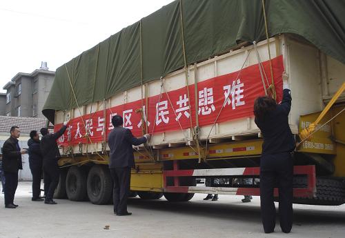 3月30日,山東省萊陽市水利局工作人員在裝運發(fā)電機(jī)組。新華社發(fā)(申吉忠 攝)