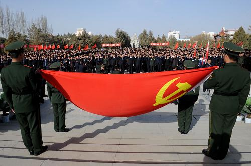 3月31日,張掖市機(jī)關(guān)黨員在中國(guó)工農(nóng)紅軍西路軍紀(jì)念館外重溫入黨誓詞。當(dāng)日,甘肅省張掖市在位于高臺(tái)縣縣城的中國(guó)工農(nóng)紅軍西路軍紀(jì)念館舉行清明節(jié)“緬懷革命先烈 弘揚(yáng)民族精神”主題教育活動(dòng),廣大黨員干部、群眾、共青團(tuán)員、少先隊(duì)員等2000多人追憶紅西路軍的革命壯舉,緬懷革命先烈的豐功偉績(jī)。新華社記者 韓傳號(hào) 攝