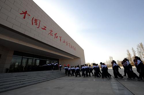 3月31日,張掖市高臺(tái)縣學(xué)生列隊(duì)進(jìn)入中國(guó)工農(nóng)紅軍西路軍紀(jì)念館參觀。新華社記者 韓傳號(hào) 攝