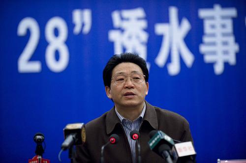 4月10日,王家?guī)X煤礦事故新聞發(fā)言人劉德政在新聞發(fā)布會(huì)上介紹救援情況。記者從事故搶險(xiǎn)指揮部了解到,截至當(dāng)日21時(shí)20分,王家?guī)X煤礦透水事故已造成28人遇難,仍有10人被困井下。2號(hào)搜救區(qū)積水已經(jīng)排完,搜尋工作也已完畢,沒有發(fā)現(xiàn)被困人員。透水點(diǎn)1號(hào)搜救區(qū)仍在繼續(xù)排水,并做好搜尋準(zhǔn)備。 新華社記者 劉杰 攝