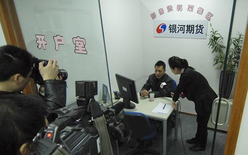 4月16日,在北京一家期貨公司營業(yè)廳,一名客戶在股指期貨交易期間接受媒體采訪。新華社發(fā)(李木子 攝)