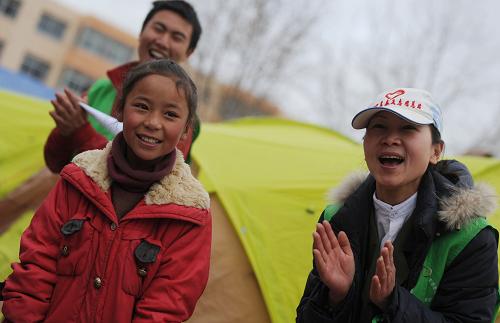 4月20日,在玉樹縣第二完全小學(xué),兩位志愿者鼓勵瓊英卓瑪(中)唱歌。當(dāng)日,來自四川省綿陽市的“完美春天”志愿者隊伍在玉樹縣第二完全小學(xué)建立起了一所所帳篷學(xué)校,志愿者跟孩子們一起唱歌跳舞,做互動游戲,為他們進(jìn)行心理輔導(dǎo)活動。據(jù)悉,這些志愿者多是來自四川精神衛(wèi)生中心(綿陽市第三人民醫(yī)院)的醫(yī)務(wù)工作者。新華社記者 聶建江 攝