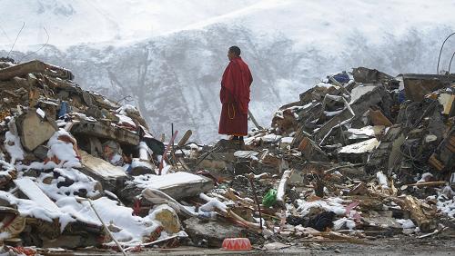 4月22日,玉樹災(zāi)區(qū)下起大雪。在損失最嚴重的扎西大同村,一名僧人手持佛珠站在廢墟中,許久沒有離開。在玉樹地震災(zāi)區(qū)采訪的幾天時間里,記者和災(zāi)區(qū)百姓在一起,和救援隊伍、醫(yī)護人員、志愿者在一起,承受著悲痛、心酸、感動、震撼,也在觀察、體驗、思考和感悟的同時,用鏡頭記錄著這場青藏高原上罕見的破壞性災(zāi)難。那些驚心動魄的地震畫面,那些感人肺腑的救災(zāi)場景,涌動在神州大地上的大愛氛圍,讓所有人都經(jīng)歷著心靈洗禮。新華社記者 普布扎西 攝