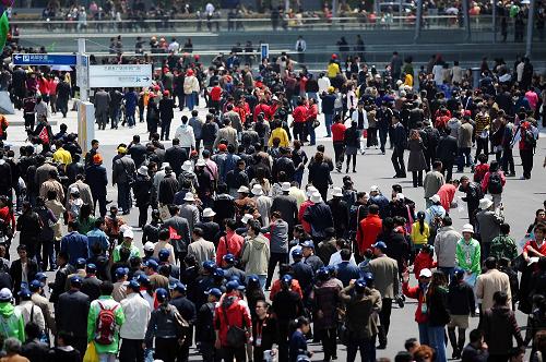4月25日,眾多游人在世博園主題館前參觀。當(dāng)日,上海世博園舉行第五次試運(yùn)行演練。新華社記者 郭大岳 攝
