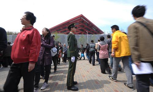 4月25日,世博園區(qū)內(nèi)等待進(jìn)入展館參觀的游客排起了長隊。當(dāng)日,上海世博園舉行第五次試運(yùn)行演練。新華社記者 楊光 攝