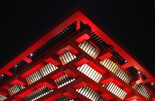 上海世博會是全球建筑設計師競技的舞臺,每個場館建筑都凝聚了一個國家的歷史文化和最新科技成果,僅僅從建筑一角便可窺見熠熠生輝的智慧之光。 新華社記者 劉宇 攝