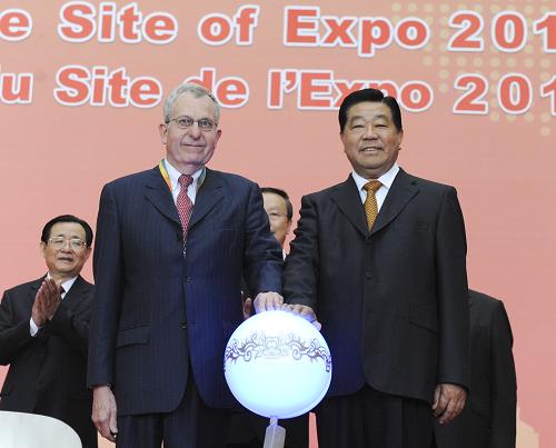 5月1日,中共中央政治局常委、全國政協(xié)主席賈慶林在上海世博園世博中心出席中國2010年上海世博會開園儀式。這是賈慶林和國際展覽局主席藍峰共同啟動按鈕,為上海世博會開園。 新華社記者 李學仁 攝