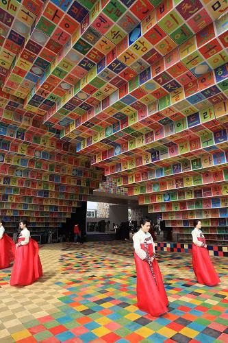 5月1日,上海世博園正式開園,首批持票參觀者接踵而至。這是韓國館的工作人員在盛裝迎客。新華社記者李明放攝