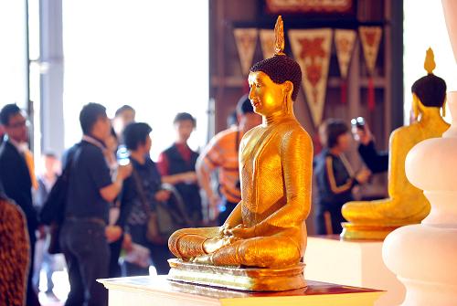 5月1日,上海世博園正式開園,首批持票參觀者接踵而至。這是游客在斯里蘭卡館內參觀。新華社記者 羅曉光 攝
