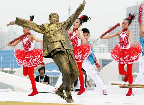 5月4日,來自北京的演員在上海世博園區(qū)慶典廣場進行文藝演出。新華社發(fā)(張秀科 攝)