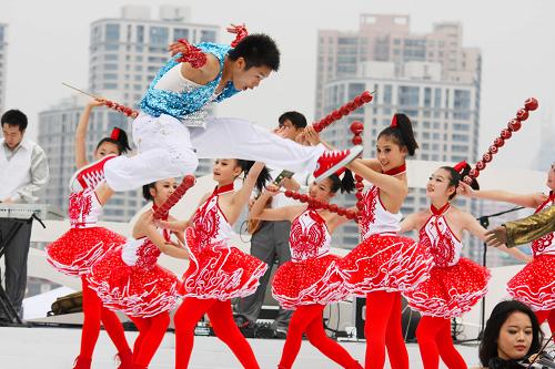 5月4日,來自北京的演員在上海世博園區(qū)慶典廣場進行文藝演出。新華社發(fā)(張秀科 攝)