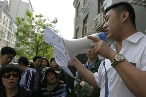 5月4日,工作人員向北京市民解釋有關“經轉商”的政策規(guī)定。“五一”節(jié)后上班第一天,一大早,北京市朝陽區(qū)房屋權屬登記中心門前就排起了長隊,大批北京市民等待辦理經濟適用房轉商品房的手續(xù)。住房城鄉(xiāng)建設部4月26日對外公布《關于加強經濟適用住房管理有關問題的通知》,針對部分地方經濟適用住房存在的準入退出管理機制不完善、日常監(jiān)管和服務不到位等問題,做出了有關規(guī)定,經濟適用住房購房人在取得完全產權以前,只能用于自住,不得出售、出租、閑置、出借,也不得擅自改變住房用途。許多經適房購房人紛紛加緊辦理經濟適用房轉商品房的手續(xù)。新華社發(fā)