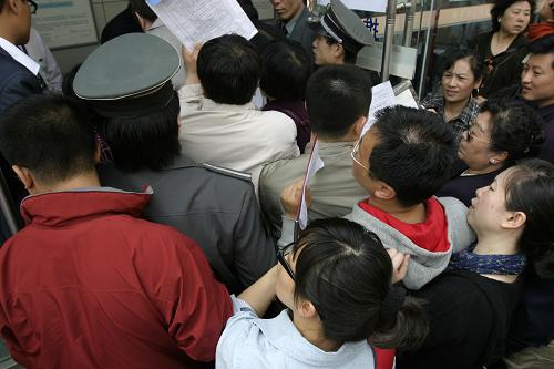 5月4日,大批北京市民在朝陽區(qū)房屋權屬登記中心門前排隊等候辦理“經轉商”手續(xù)。新華社發(fā)