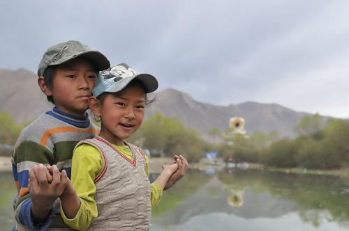 5月6日,一對(duì)藏族兄妹在文化公園的小湖邊玩耍。新華社記者 吳光于 攝