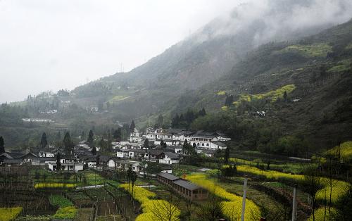距水磨鎮(zhèn)場(chǎng)鎮(zhèn)不遠(yuǎn)的銜?shū)P巖村村景(4月6日攝)。新華社記者 江宏景 攝