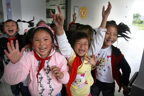 5月10日,記者在離開都江堰友愛學(xué)校一年級(jí)三班教室時(shí),孩子們熱情相送。新華社記者 鄭悅 攝