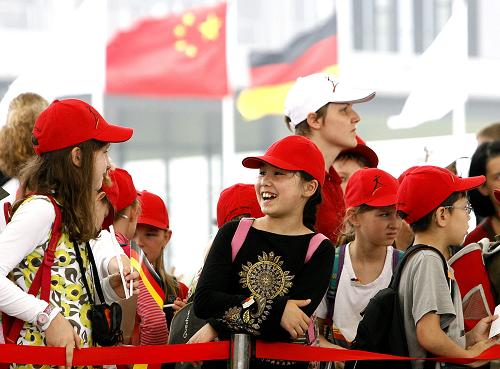 5月19日,中德兩國兒童參加上海世博會德國國家館日活動。當日,上海世博會德國館舉行國家館日活動。 新華社記者 陳飛