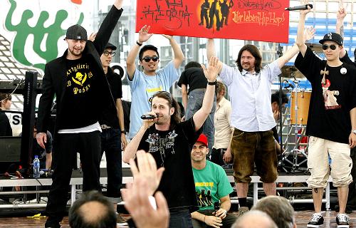 5月19日,中德兩國流行歌手在上海世博會德國國家館日活動上表演文藝節(jié)目。新華社記者 陳飛 攝