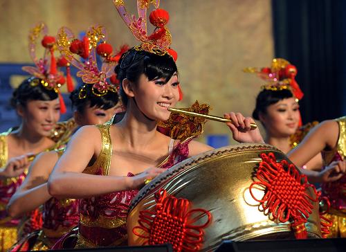 5月19日,山西演員在世博園寶鋼大舞臺(tái)表演舞蹈《盛世鼓韻》。當(dāng)日,上海世博會(huì)山西活動(dòng)周啟動(dòng)?;顒?dòng)周于5月19日至23日舉行,將舉辦70余場(chǎng)不同形式的文藝演出、民間藝術(shù)及非物質(zhì)文化遺產(chǎn)展覽展示和街頭巡游等活動(dòng)。新華社記者 楊世堯 攝