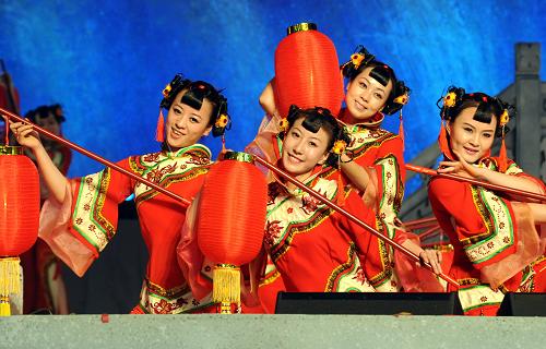 5月19日,山西演員在世博園寶鋼大舞臺(tái)表演舞蹈《紅燈籠》。新華社記者 楊世堯 攝