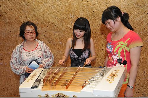 5月25日,來(lái)自臺(tái)灣的著名揚(yáng)琴演奏家盧念慈(中)在臺(tái)灣館內(nèi)為來(lái)賓介紹彈奏揚(yáng)琴的基本知識(shí)。當(dāng)日,位于世博園區(qū)A區(qū)的上海世博會(huì)臺(tái)灣館迎來(lái)第十萬(wàn)名游客——來(lái)自湖南省委老干部局的劉云祥。他獲得了一臺(tái)價(jià)值1萬(wàn)多元的52英寸液晶電視。新華社記者 何俊昌 攝