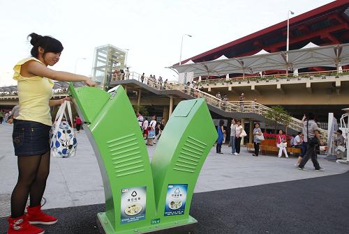 5月26日,一位游客往生活垃圾氣力輸送系統(tǒng)的特制垃圾箱里投送垃圾。垃圾進(jìn)入氣力輸送系統(tǒng)后,可通過(guò)專用管道直接被“吸”往垃圾收集站。新華社記者 裴鑫 攝