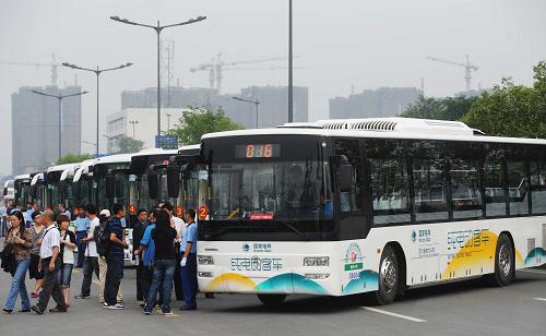 5月28日,幾輛電動(dòng)公交車正式開(kāi)始在成都市運(yùn)營(yíng)。當(dāng)日,成都石羊電動(dòng)車充電站正式運(yùn)營(yíng),4輛電動(dòng)公交車也正式上路進(jìn)行示范運(yùn)營(yíng)。石羊充電站共有12個(gè)充電樁,可以為大、中、小型多種電動(dòng)車輛提供充電服務(wù)。據(jù)悉,國(guó)家電網(wǎng)四川省分公司年內(nèi)還將在成都市建成3座以上充電站、300多個(gè)充電樁。新華社記者 江宏景 攝