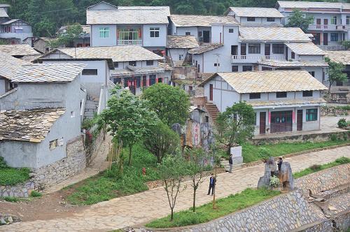 貴陽(yáng)市花溪區(qū)石板鎮(zhèn)花街村林木寨已完工的農(nóng)村危房改造工程(5月28日攝)。新華社記者 歐東衢 攝