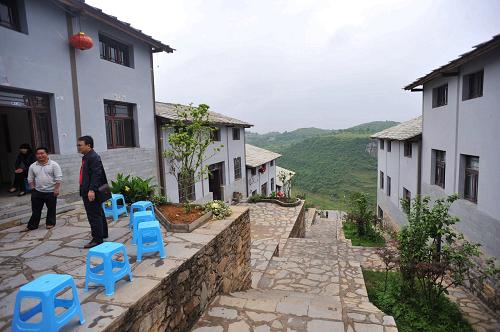 貴陽(yáng)市花溪區(qū)石板鎮(zhèn)花街村林木寨已完工的農(nóng)村危房改造工程一景(5月28日攝)。5月28日,貴陽(yáng)市召開(kāi)“農(nóng)村危房改造工作驗(yàn)收會(huì)”,宣布貴陽(yáng)市2009年度農(nóng)村危房改造工程已全面完工并通過(guò)檢查驗(yàn)收。作為貴州農(nóng)村危房改造“全市推進(jìn)”試點(diǎn)的貴陽(yáng)市,全市10個(gè)區(qū)(縣、市)67168戶農(nóng)村危房改造任務(wù)已全部完成,改造面積605萬(wàn)平方米,全部通過(guò)檢查組檢查驗(yàn)收。2009年,貴州省共投入補(bǔ)助資金26.72億元,進(jìn)行農(nóng)村危房改造工程,在全省13個(gè)縣(市、區(qū))實(shí)施農(nóng)村危房改造的整縣(市、區(qū))推進(jìn)工作。目前,余慶縣和貴陽(yáng)市的改造工程已全面通過(guò)驗(yàn)收,其他各縣(市、區(qū))也已基本竣工,正在逐步驗(yàn)收中。新華社記者 歐東衢 攝