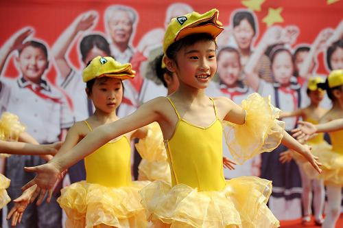 6月1日,太原市山大幼兒園的小朋友在表演舞蹈《快樂的小鴨子》。新華社記者 詹彥 攝