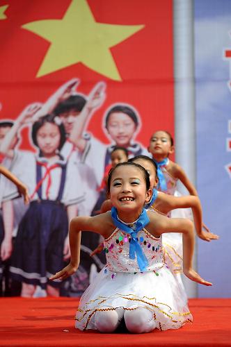 6月1日,太原市北張小學(xué)的孩子們?cè)诒硌菸璧浮逗zt飛翔》。新華社記者 詹彥 攝