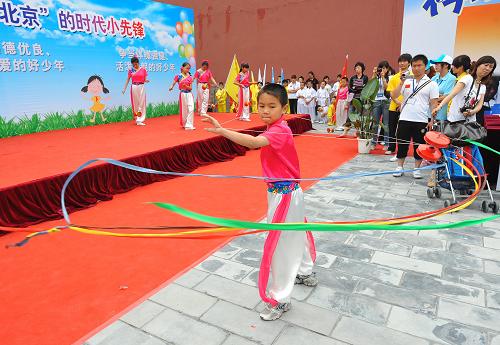 6月1日,北京宣武區(qū)上斜街小學(xué)的同學(xué)們在表演抖空竹。新華社記者 羅曉光 攝